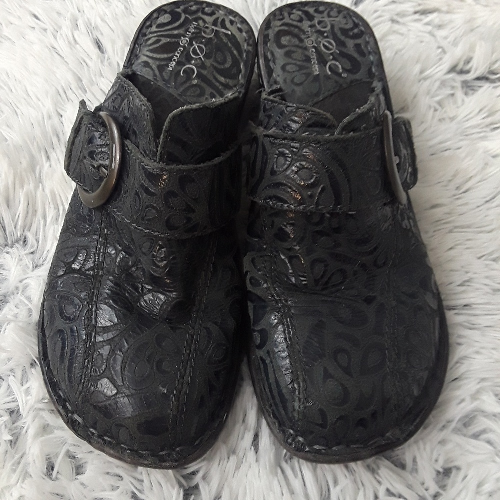b.o.c embossed clogs size 5.5